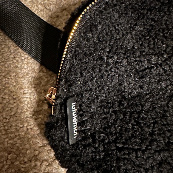 NWT Lululemon everywhere belt bag (Fleece/sherpa) - Picture 2 of 7